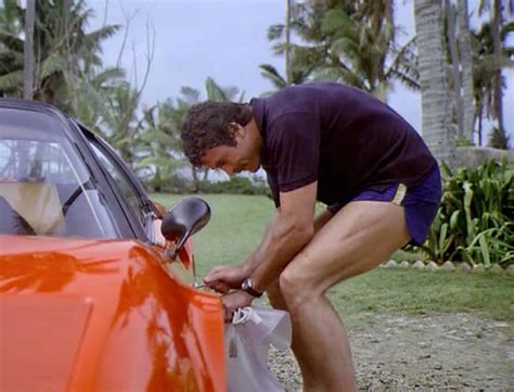  Magnum P.I., Hawaii'ın Güneşli Kıyılarında Cinayetlerle Dolu Bir Gizem Dünyası!